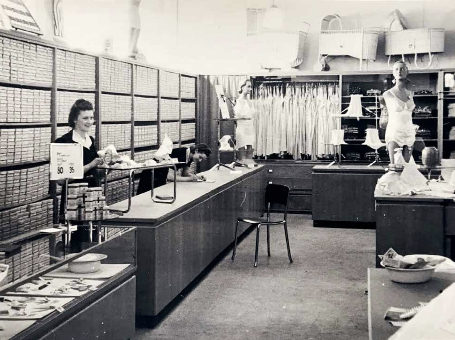 Fehérneműosztály a rotterdami áruházban, 1930, archív fotó